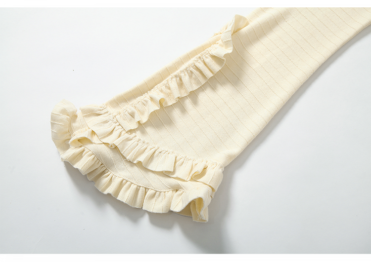 Beiges, wendbares, schulterfreies Top mit gerüschten Glockenärmeln