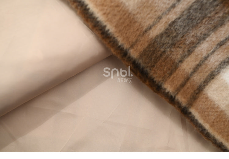 茶色のかわいい小さなクマのアップリケ付きチェック柄フード付きウールコート ショートバージョン