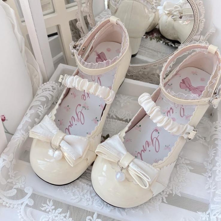 Aprikosenfarbene Lolita Mary Janes mit Schleife, Herzschnalle und Spitzendetails