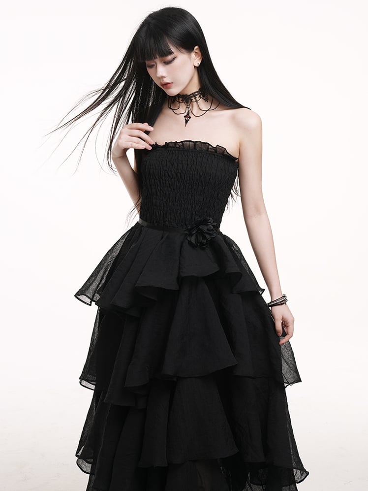 Schwarzes Ballkleid mit hoher Taille und Stufenrock aus Netzstoff