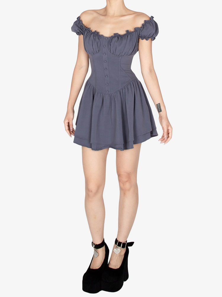 Staubblaues Minikleid mit schulterfreiem Ausschnitt, Rüschen und kurzen Puffärmeln