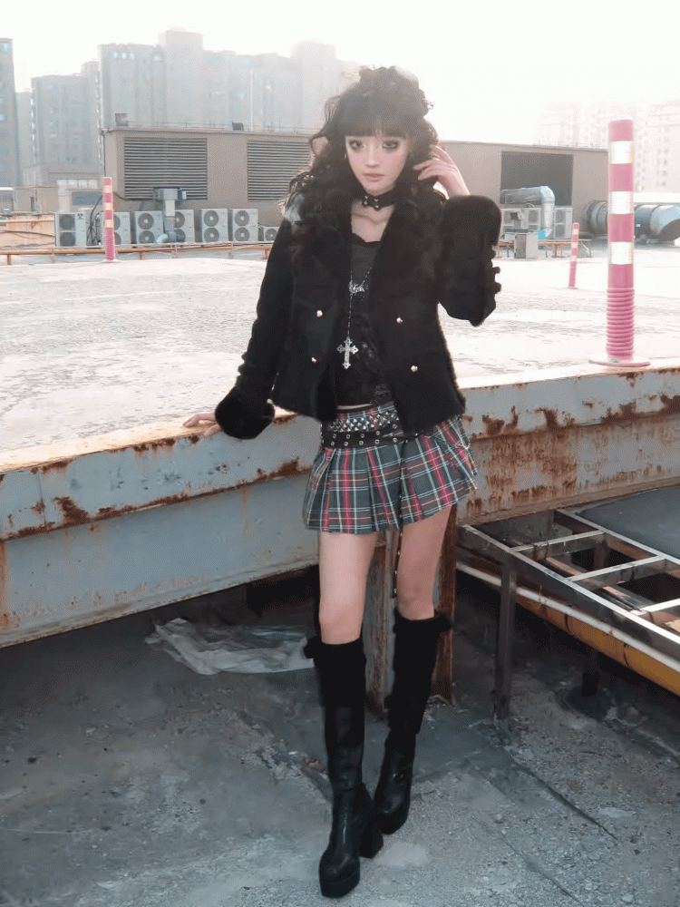 Y2K Schwarzer Wildledermantel mit Plüschbesatz und goldfarbenen Knöpfen