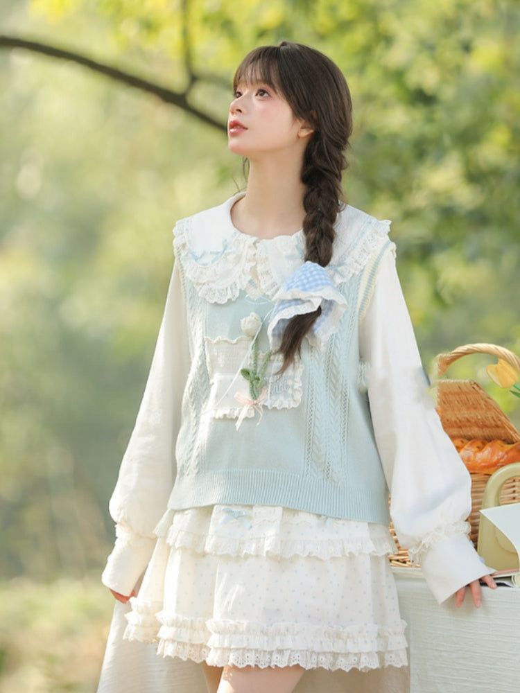 ホワイトレーストリム、ピーターパンカラー、蝶結びディテールのブラウス