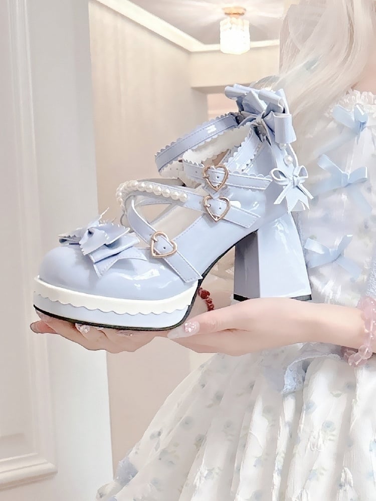 Hochmodische Lolita-Details mit süßem, blauem Plateau-Absatz-Design, Blockschleife und Kreuzmuster