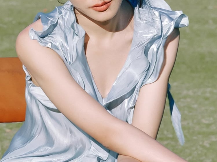 Vintage-Oberteil mit blauen Rüschenakzenten und Hose mit geradem Bein