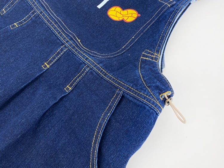 背中にブルーのチェック柄リボンが付いたデニムオーバーオールスカート