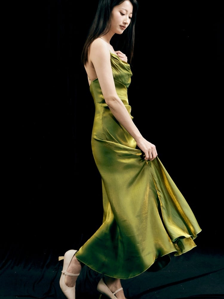 グリーンのアシンメトリーなフリル裾キャミワンピース