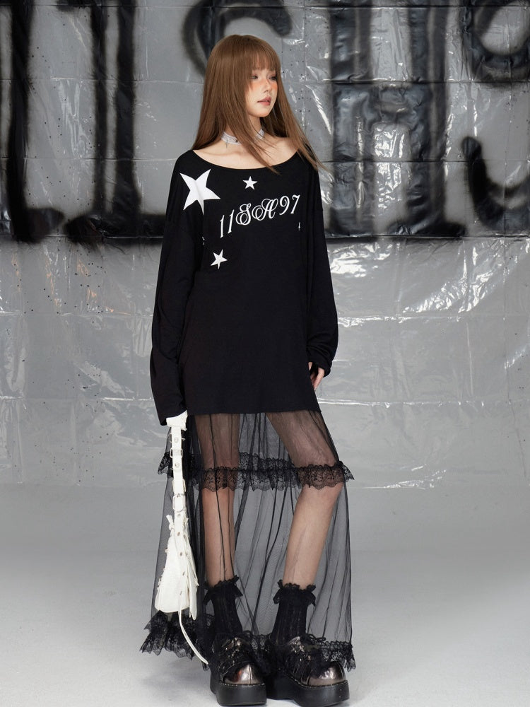 Schwarzes, lockeres Oberteil mit asymmetrischem Ausschnitt und Buchstabendruck