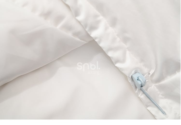 Alice im Wunderland Alice Tweed Patchwork Weiße Daunenjacke mit Kapuze