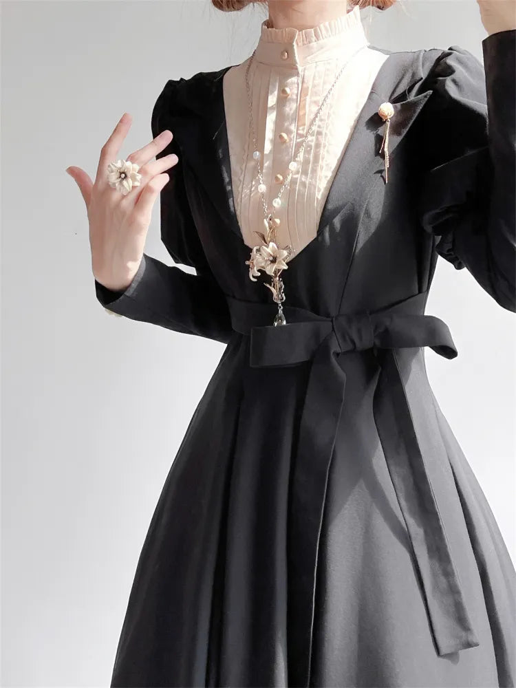 Schwarzes Juliette-Ärmelkleid mit schmaler Taille und beigem Rüschenausschnitt