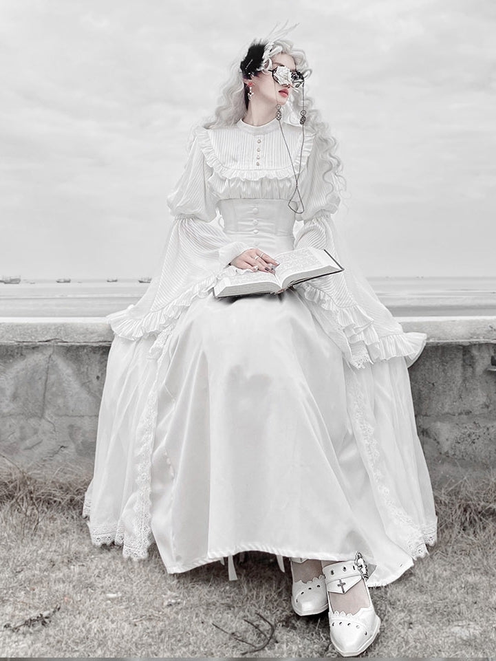 Punk-Spitze-Blockabsätze mit weißen Sargschnallen und Metallkreuz mit gotischen 8,5 cm