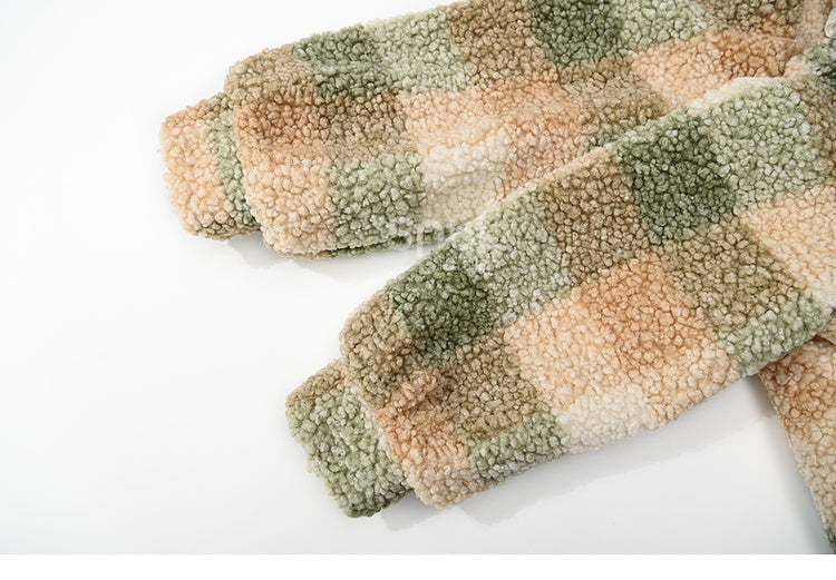 Grüner karierter Fleecemantel mit Polokragen und Spitzenbesatz