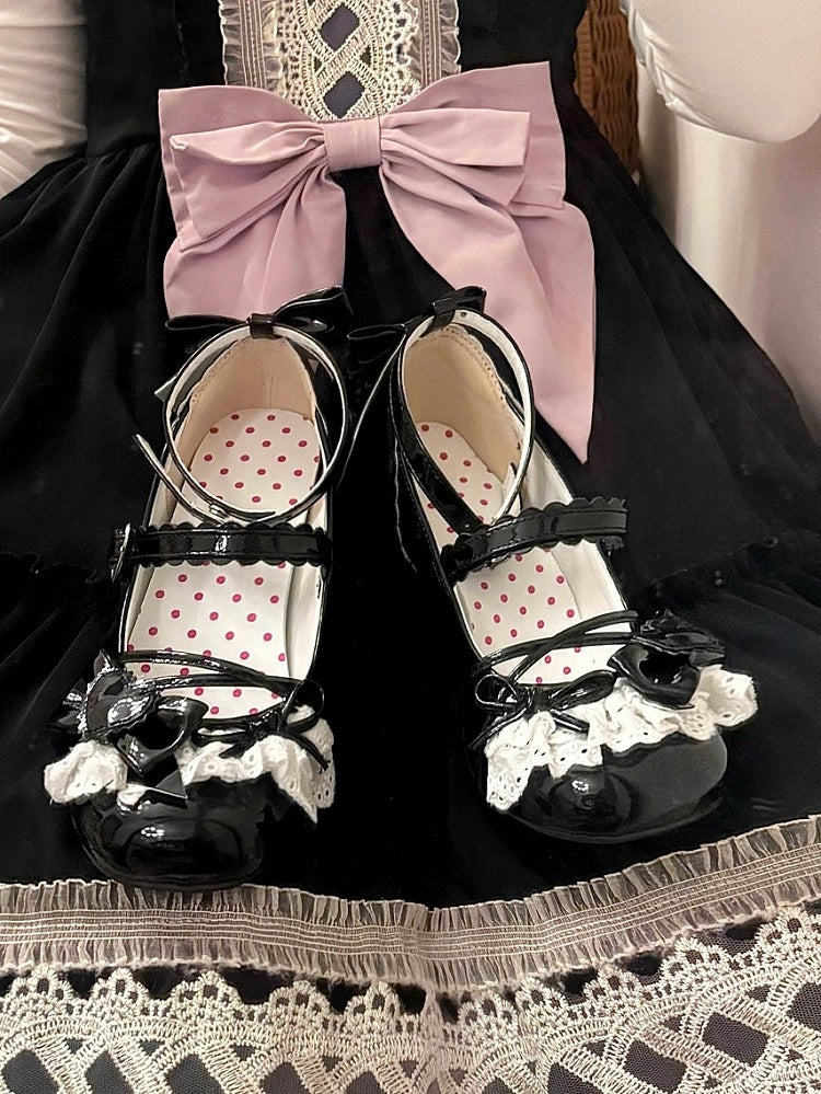 Jane Lolita mit Spitzenbesatz und Fersenschnallen, mittelhoher Schleife, Mary Sweet Heels, schwarzes Oberteil – Herz