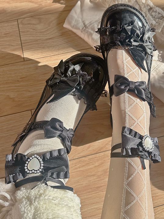 光沢のあるブラックのラウンドトゥ、トップにリボン、レーストリムのブロックヒール、メリージェーン