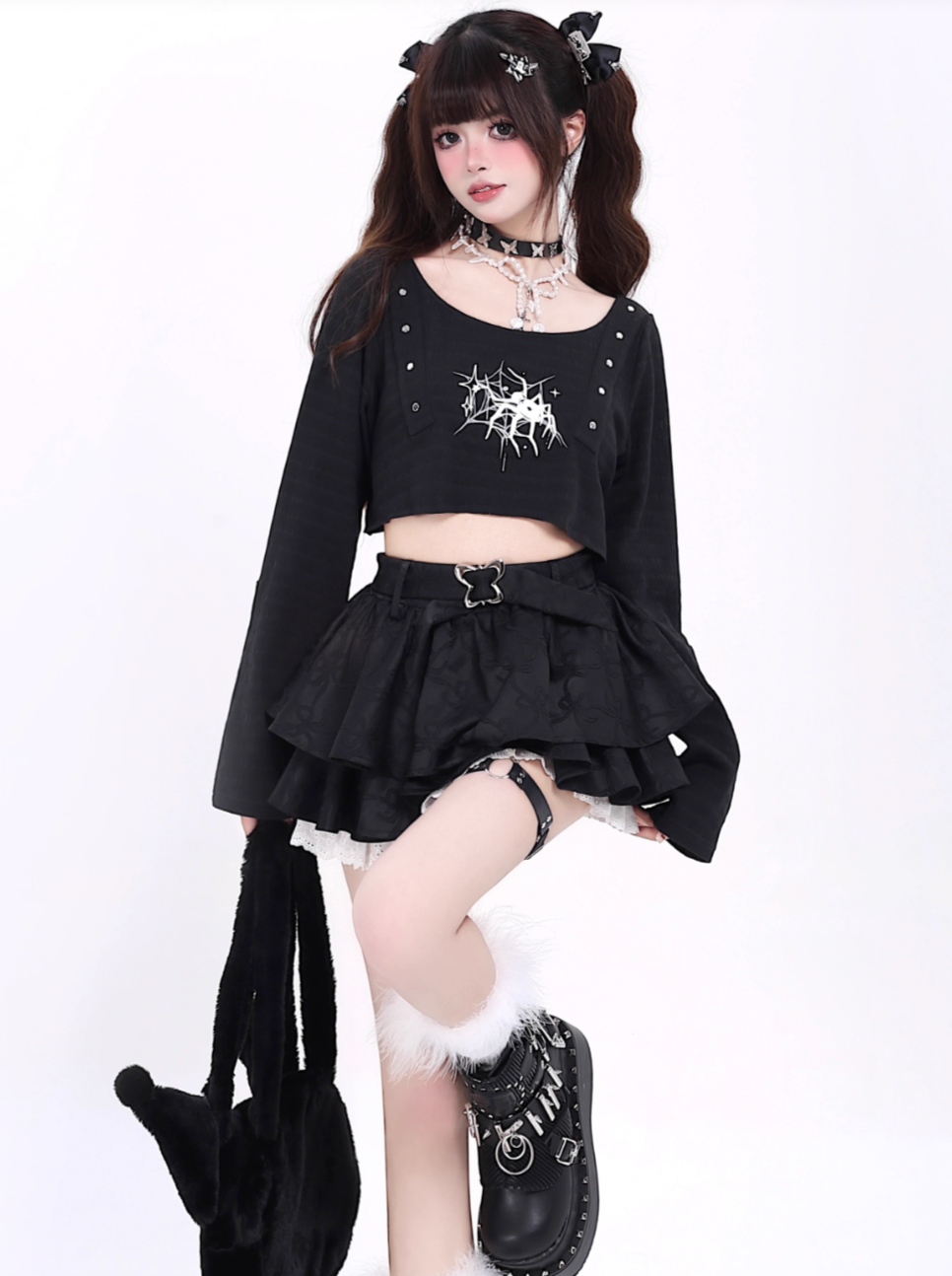 Offenes kurzes Mädchen mit dunklem Oberteil und Ausschnitt