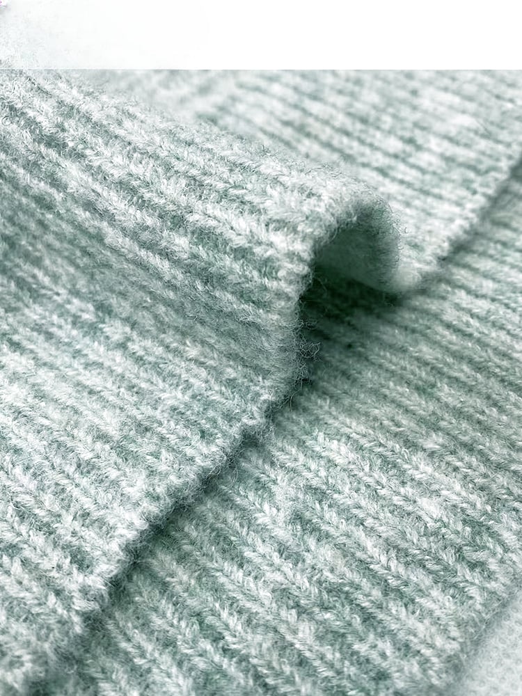 ミントグリーンのホルターネックフェイクツーピースニットセーター