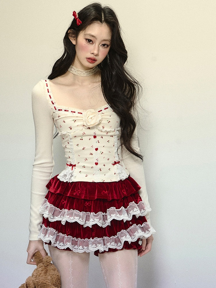 Aprikosenfarbenes Oberteil mit Blumenmuster, Kirschen und Schleife, Spitzenakzenten und quadratischem Ausschnitt