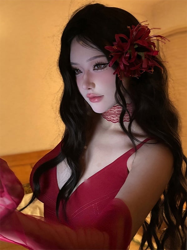 Schwarzer Tee, lange, gewellte Kunsthaarperücke mit Pony