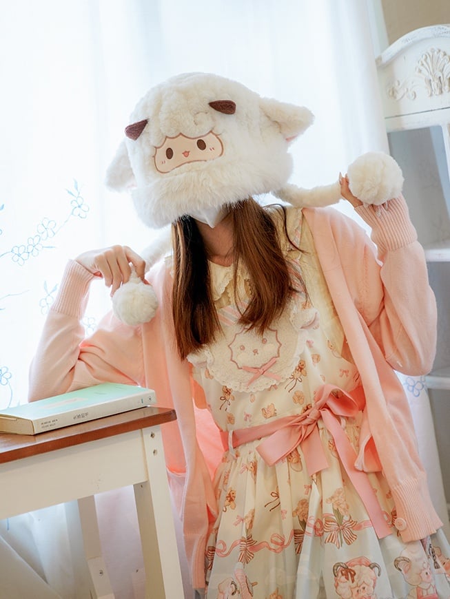 白いかわいい子羊のぬいぐるみの冬用帽子