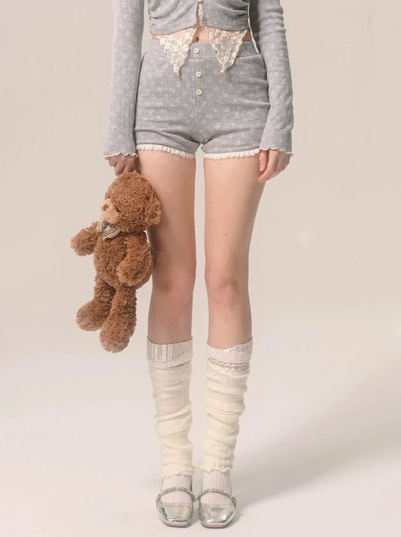 Spitzentop + Shorts in französischem Grau, schulterfreier Anzug mit Blumenmuster in Lila