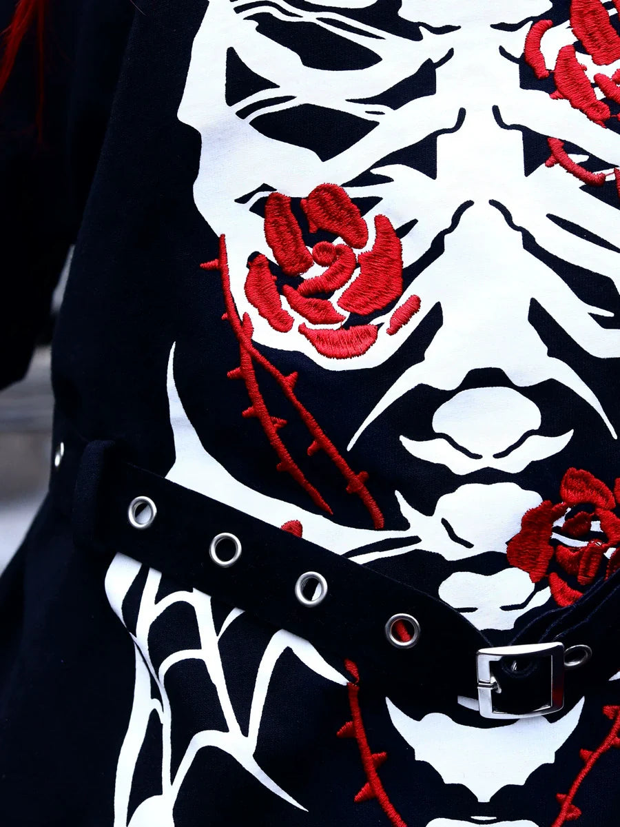 T-Shirt-Ärmel aus dunklem Leder mit Totenkopf-Knopf