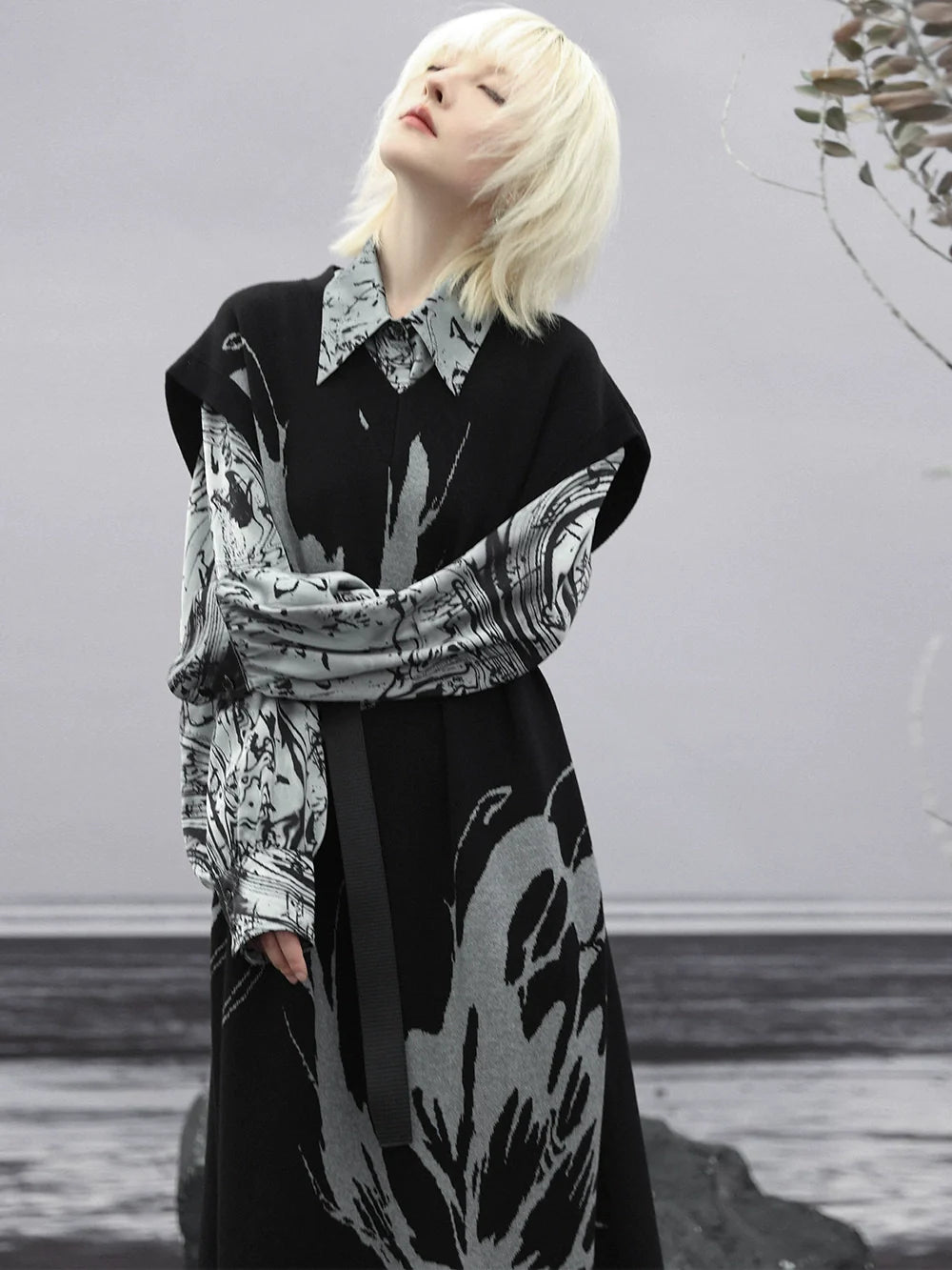 Dunkles Trägerkleid mit Schmetterlingsmotiv