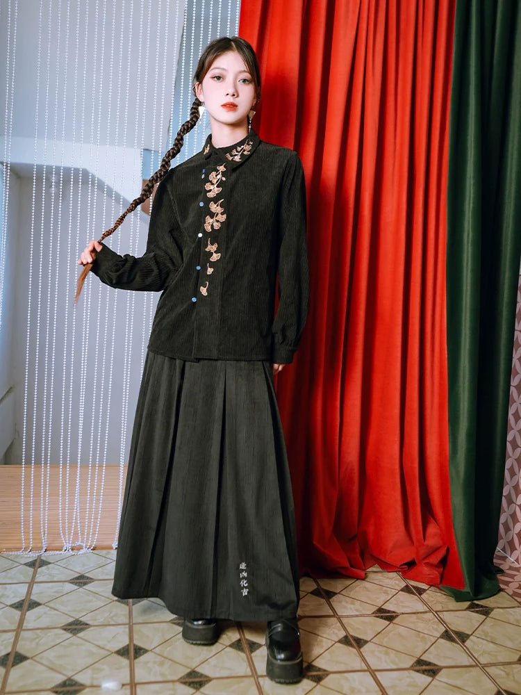 Schwarzer Plisseerock aus besticktem Samt