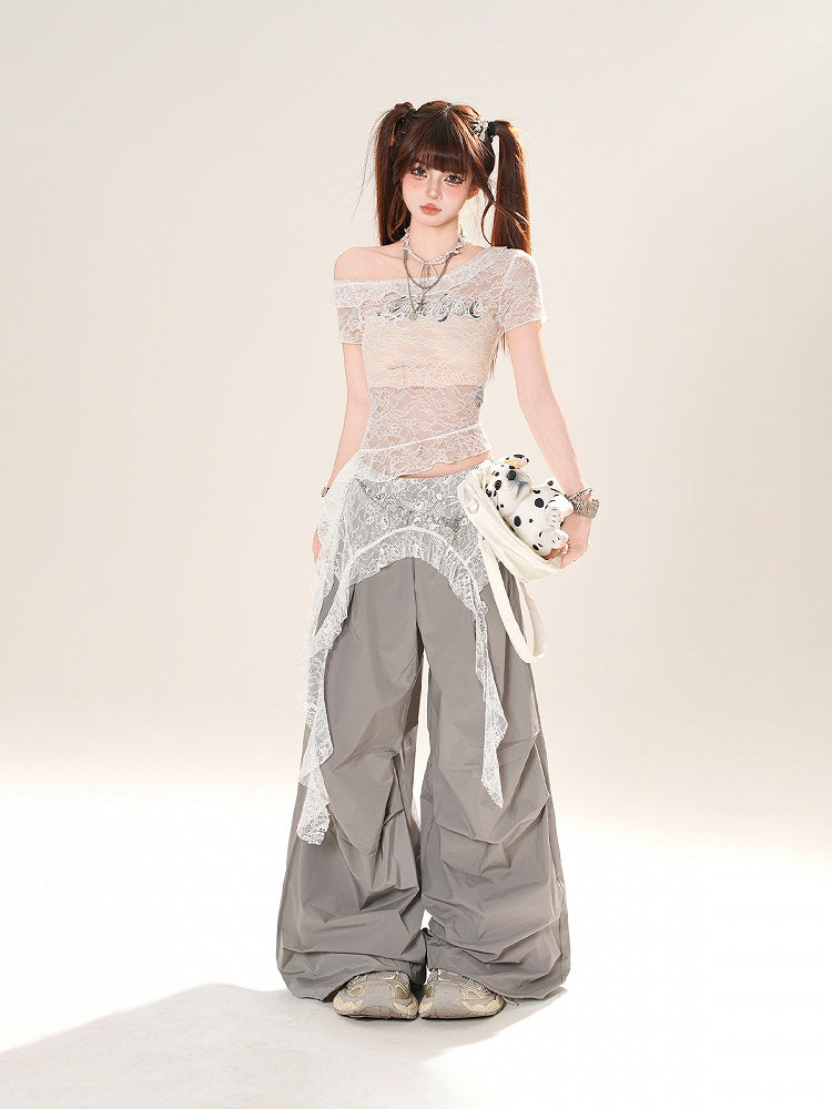 ホワイトのアシンメトリーネックライン、カスケードフリル、アクセントレースオーバートップ