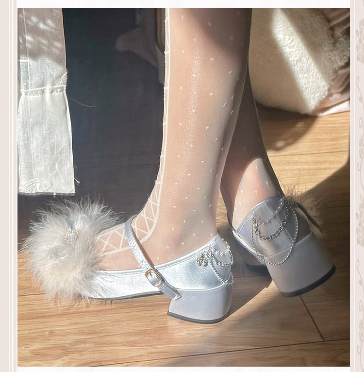 Hellrosa Mary Janes mit Feder-Strassschleife oben und Perlenkette