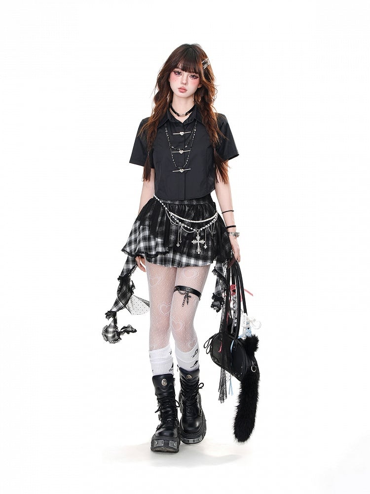 大きなリボンが付いたクロップド丈のトップス。後ろがグラマラスなブラック/ホワイトのカットアウト。