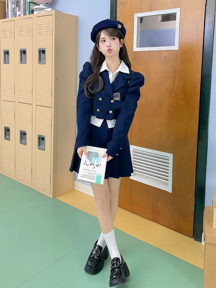 Marineblauer JK-Kurzblazer mit Reverskragen und goldfarbenen Knöpfen