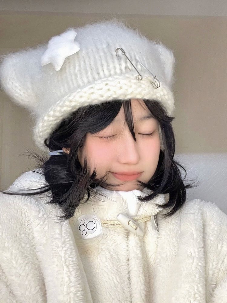 White Plush Knit Hat with Star Decoration - IVONA boutique