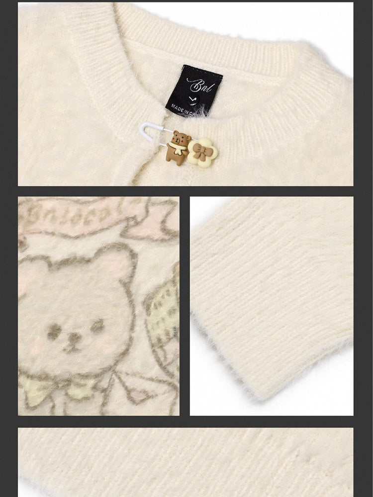 アプリコットのかわいいクマ柄モヘアのルーズセーター。フロントにカットアウトのディテール。