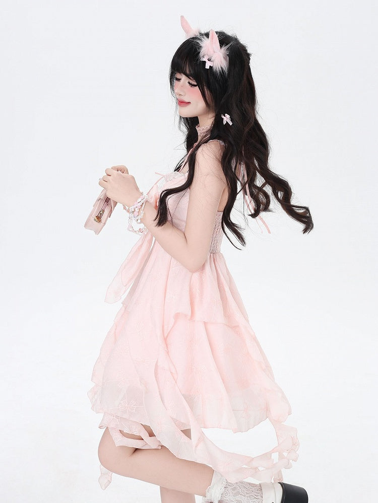 Rosafarbenes ärmelloses Kleid mit kaskadierenden Rüschenakzenten und Schleifendetail vorne