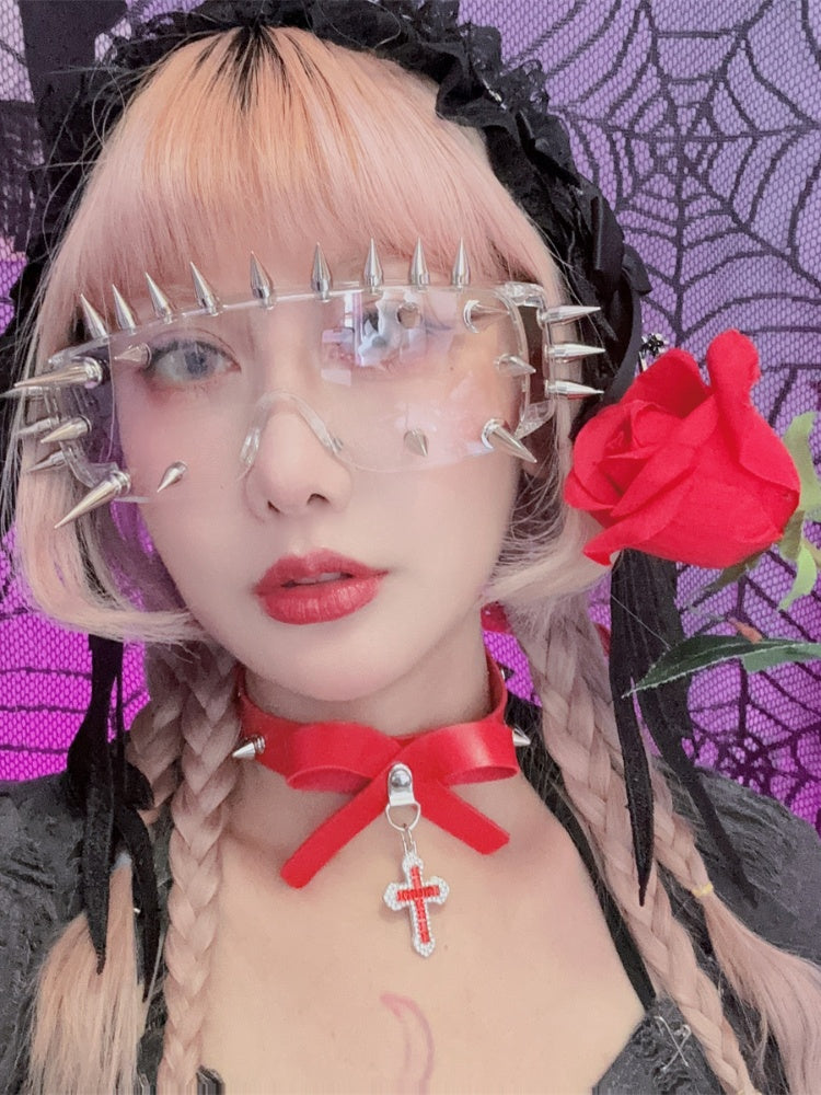 赤い蝶結びのディテールとクロスペンダントが付いたパンクチョーカー