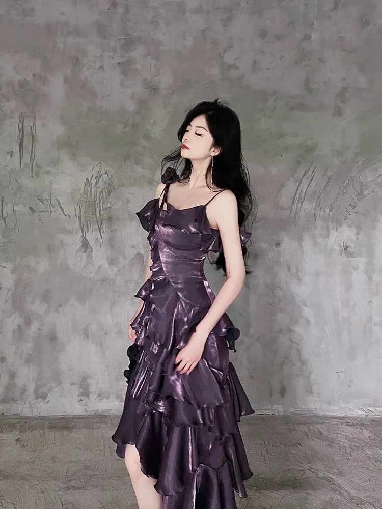 Dunkelviolettes asymmetrisches Ballkleid mit mehrlagigem Volant und Spaghettiträgern