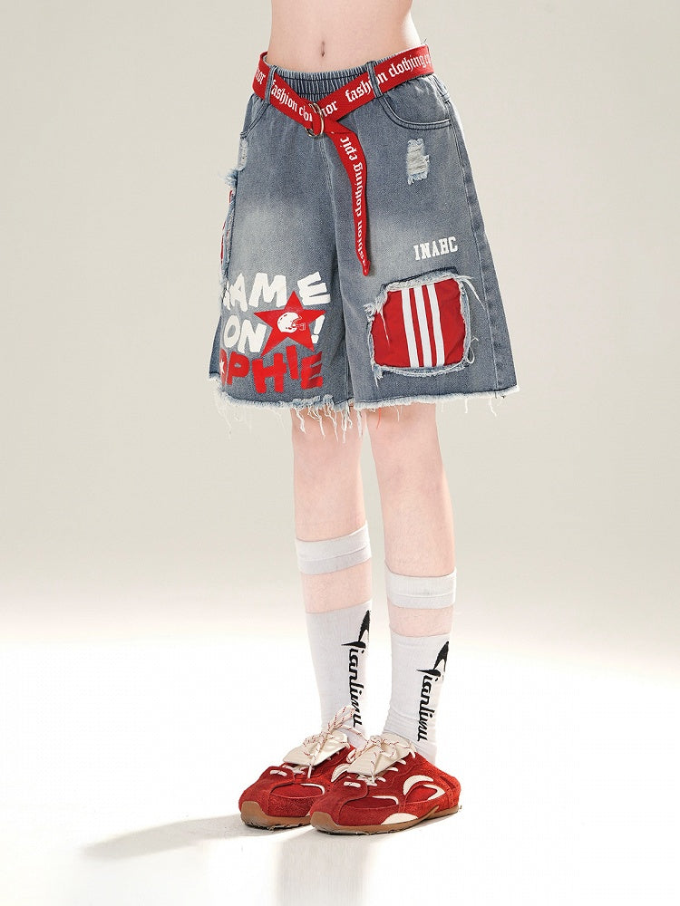 デニムショートパンツ、ウエストベルト、ブルーの伸縮性ウエスト、切りっぱなしの裾、ダメージ加工の穴