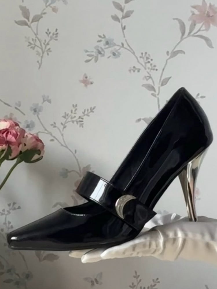 Klettverschluss-Akzent – Schwarze High-Closure-Heels, eleganter Zehenbereich, mondförmiger spitzer Riemen