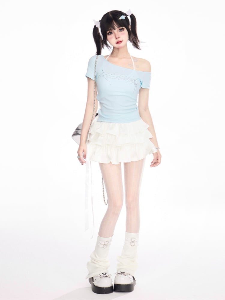 ミントブルーのアシンメトリーネックラインレースアップラインストーンレターTシャツサイド