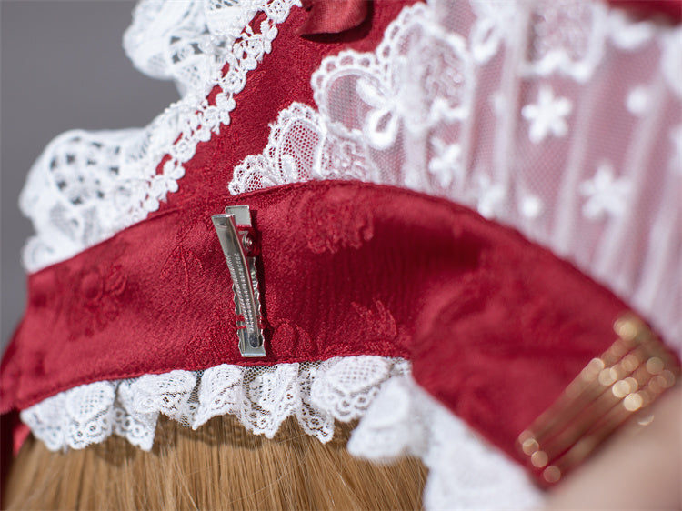 Spitzenbesatz mit Schleife in Weiß und Weinrot