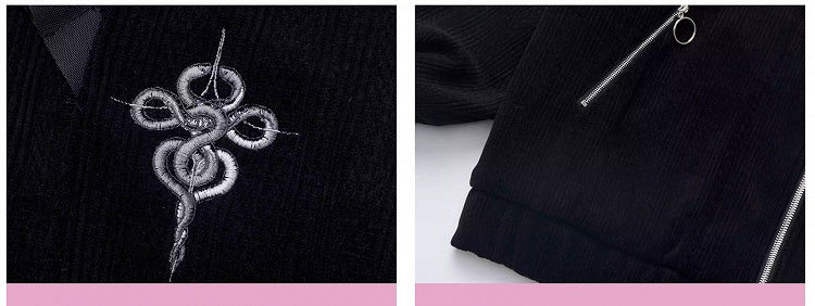 Schwarze Kapuzenjacke mit Schlangenmuster und überkreuzten Schnallenriemen