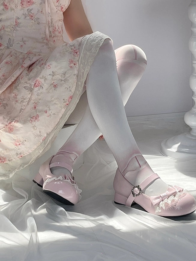 - Pinke Spitzenverzierungen mit leichter Borte, Janes-Schleife und Mary-Toe-Schuhen mit süßem, rundem Lolita-Design mit niedrigem Absatz