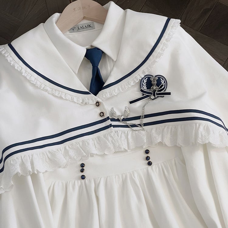 Weiß-blaues Stufenkleid mit Hemdkragen, Rüschenbesatz und Krawatte