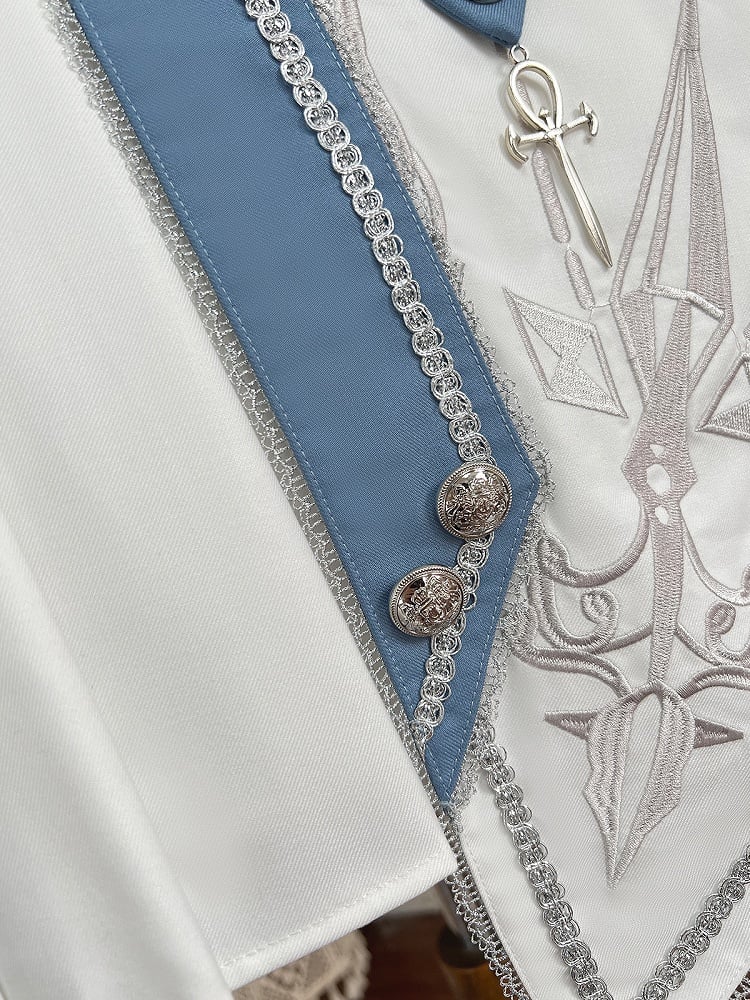 Weißes und blaues Militär-Lolita-Outfit, langärmliges Oberteil, hoch taillierter Rock