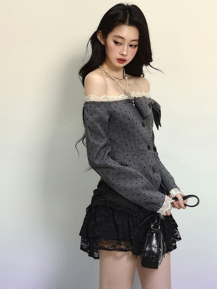 Graues, schulterfreies Top mit Punktmuster und Streifen