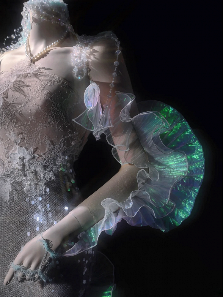 Kaskadierendes, hautfarbenes, transparentes Bolero-Design mit flossenförmiger Rüsche aus Tüll