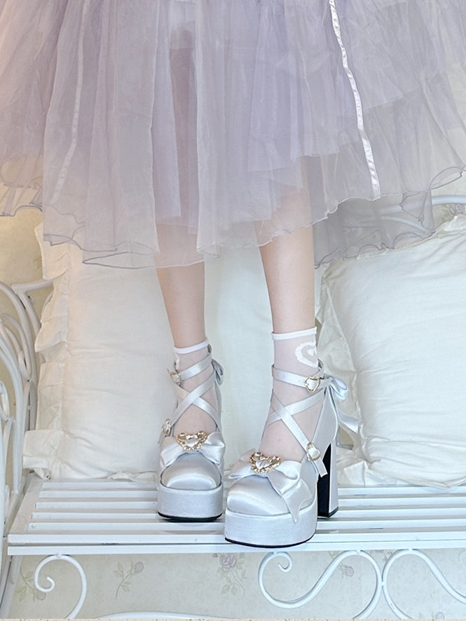 Staubige Riemen, herzverzierte, hohe, blaue Crisscross-Heels mit süßem Schleifenblock – Lolita-Oberteil