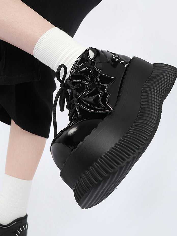 - Fledermausflügel-Plateaudetails, Schnürdesign hinten, Akzente, Bittersüße schwarze, genähte Schuhe mit