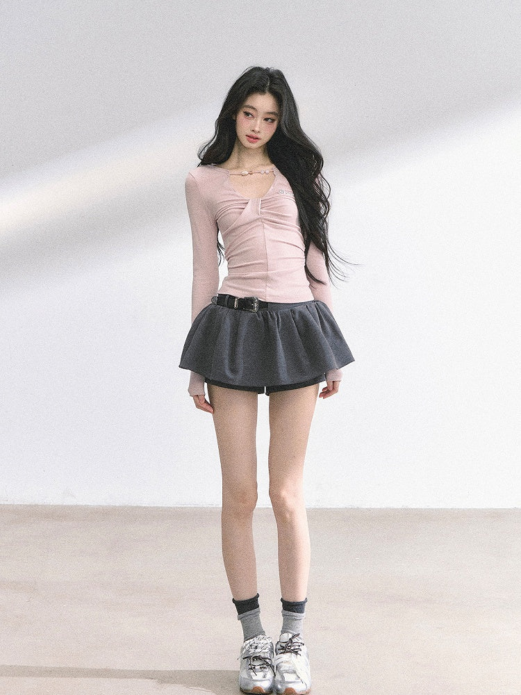 Hellrosa Oberteil mit gerüschtem Ausschnitt und Perlendesign