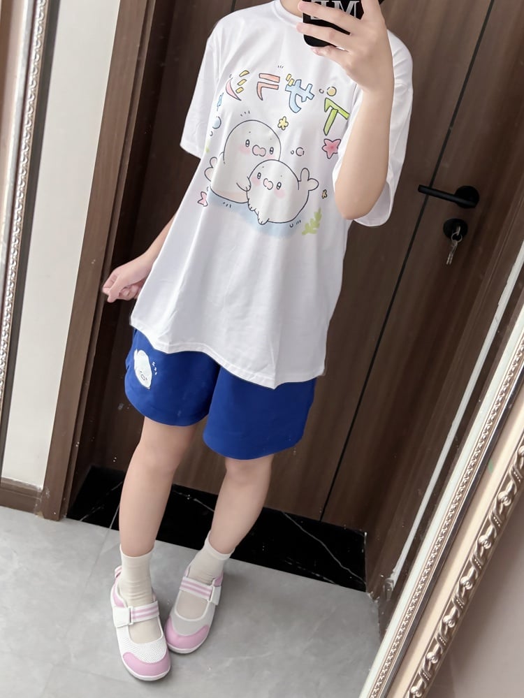 ホワイトの愛らしいアザラシプリントモダールTシャツ